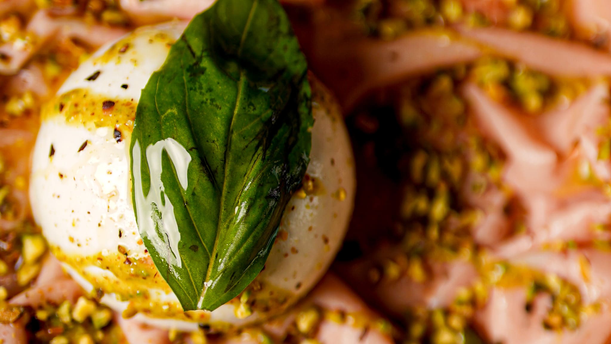 Gros plan sur une burrata sur une pizza