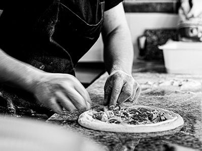 Façonnage à la main pate pizza restaurant italien
